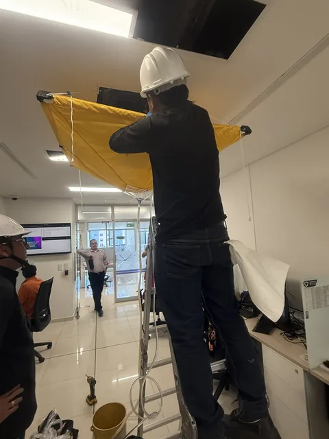 Técnico lavando una unidad cassette con bolsa de lavado en una oficina