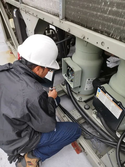 Técnico revisando el compresor de un chiller enfriado por aire