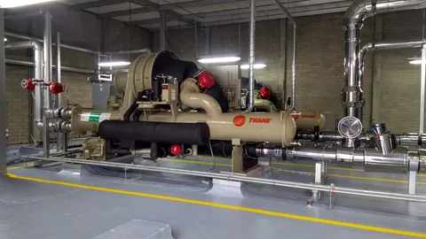 Chiller Trane enfriado por agua instalado en un cuarto de máquinas