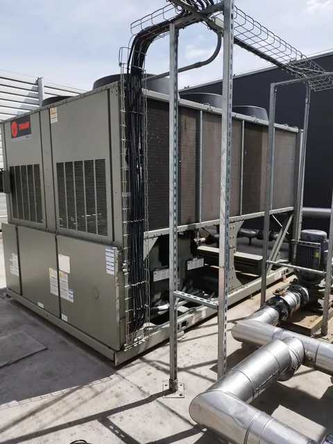 Chillers Trane enfriados por aire con tubería en cubierta