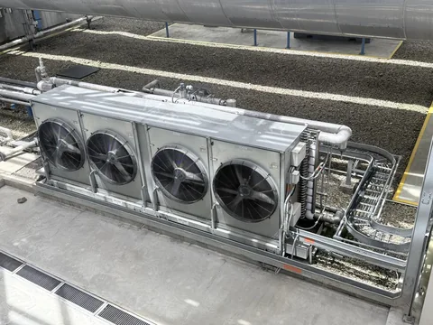 Unidad condensadora remota de cuatro ventiladores en cubierta