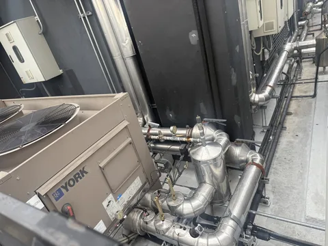 Unidad York con tubería aislada instalada en cubierta