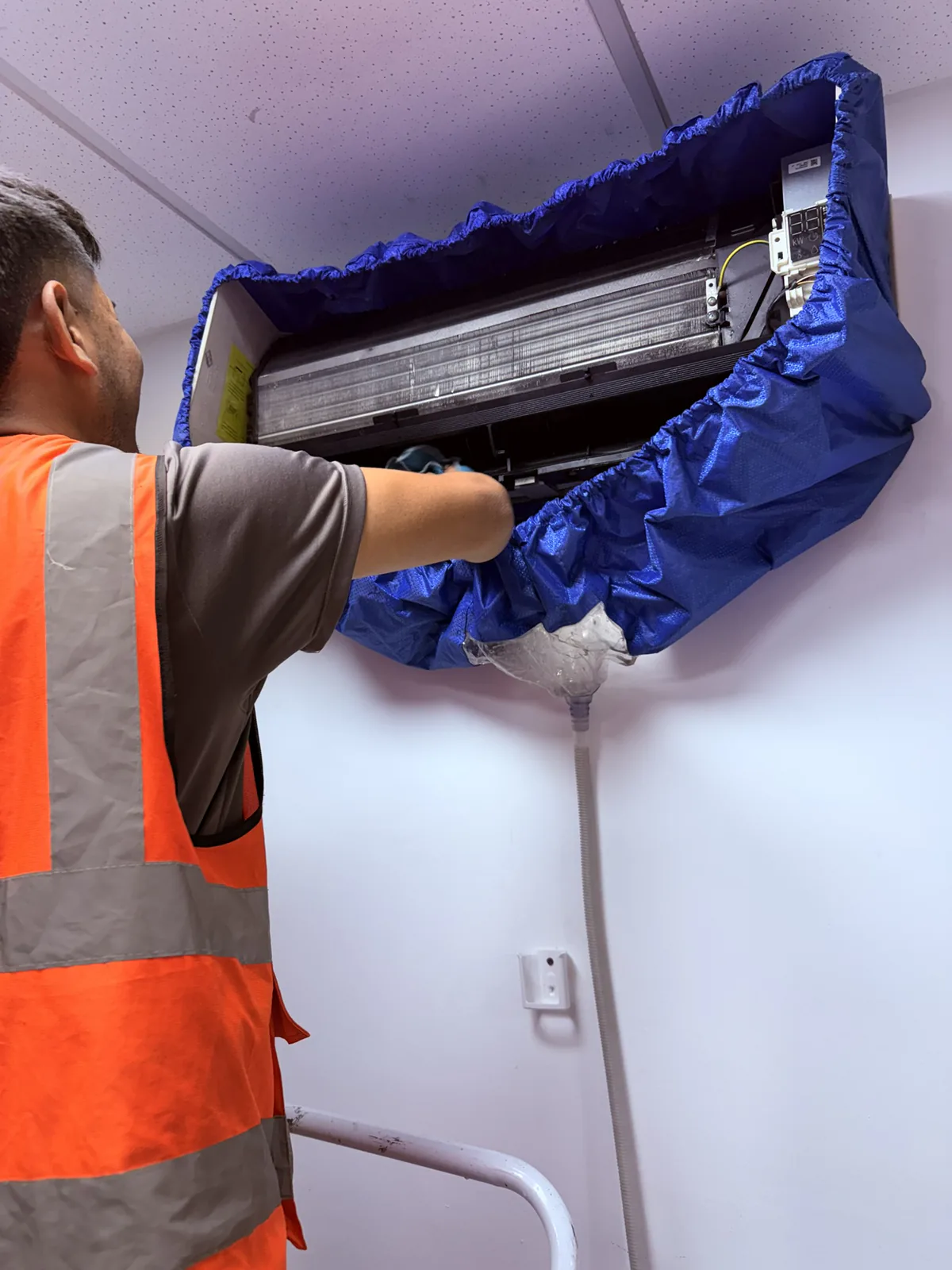 Técnico limpiando la unidad interior de un mini split